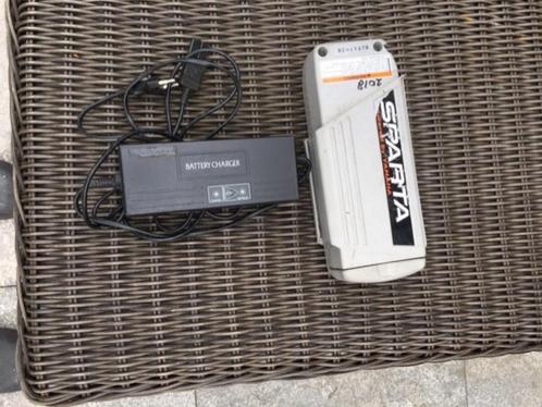 Accu plus lader 24 volt Sparta OUDER MODEL, Fietsen en Brommers, Fietsaccessoires | Fietsaccu's, Gebruikt, Ophalen of Verzenden