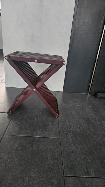 Inklapbare houten kruk beschikbaar voor biedingen