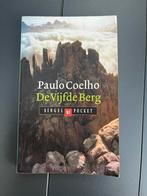Paulo Coelho - De Vijfde Berg, Paulo Coelho, Ophalen of Verzenden, Zo goed als nieuw, Nederland