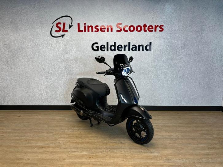 Vespa Sprint 45 km/h Mat Zwart 2023 FULL OPTION, Fietsen en Brommers, Scooters | Vespa, Zo goed als nieuw, Overige modellen, Maximaal 45 km/u