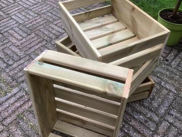 Kratjes , kistjes van geïmpregneerd tuinhout beschikbaar voor biedingen