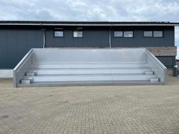 Bruns Verrijdbare RVS Tribune voor 80 personen beschikbaar voor biedingen