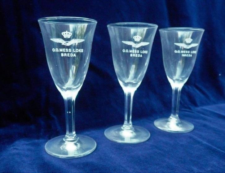3 borrelglaasjes onder-officiersmess loks breda Luchtmacht., Verzamelen, Glas en Borrelglaasjes, Zo goed als nieuw, Borrel- of Shotglas