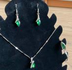 Sieradensetje, zilverkleur, strass en groene steen. Nieuw!!, Nieuw, Ophalen of Verzenden, Zilver, Overige materialen
