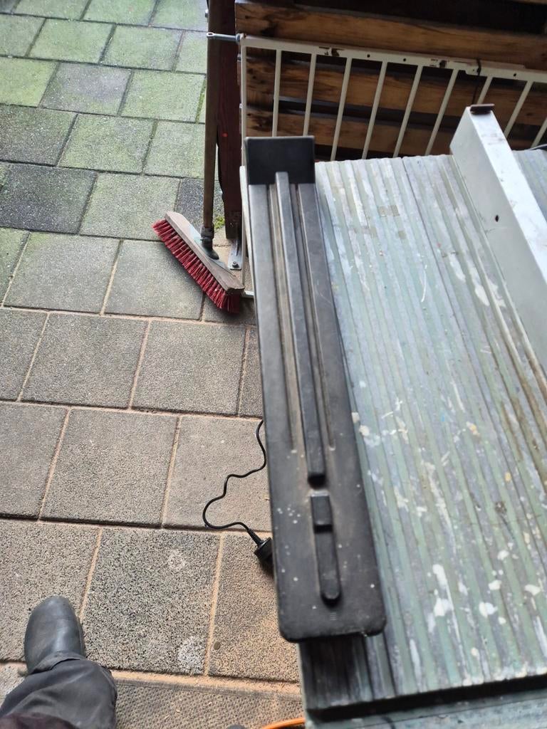 1 kunststof ketting zaag houder zie foto,s., Doe-het-zelf en Verbouw, Metalen, Ophalen