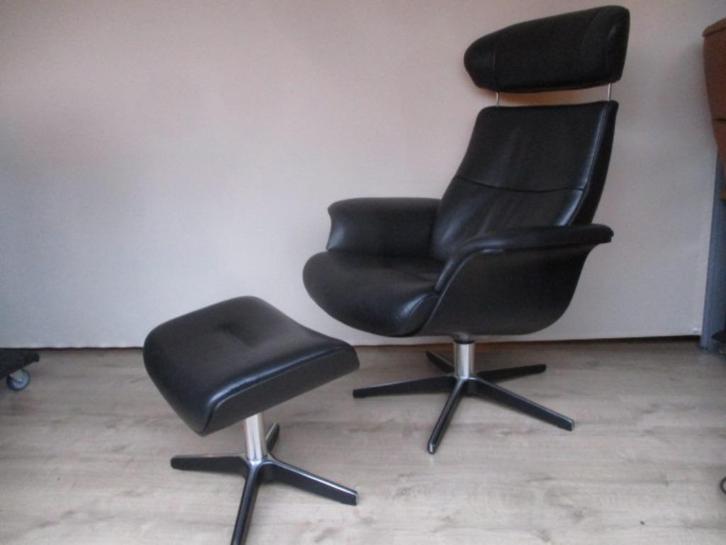 NIEUWSTAAT Conform Time Out + hocker zwart leer + hocker L, Huis en Inrichting, Fauteuils, Zo goed als nieuw, Hout, Leer, Metaal