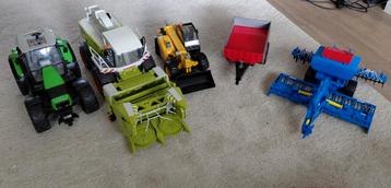 Bruder trekker, hakselaar en heftruck met nog 2 aanhangers beschikbaar voor biedingen