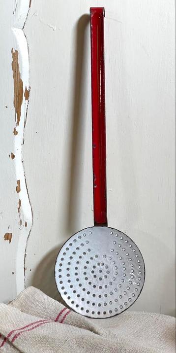 Emaille oude schuimspaan rood met gouden biesjes beschikbaar voor biedingen