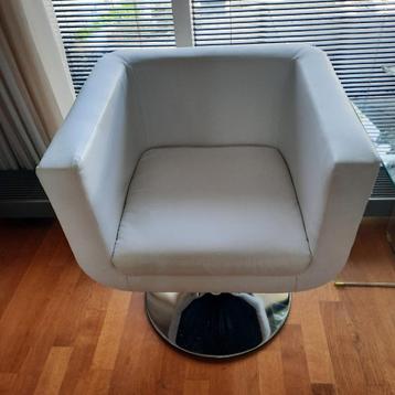 Twee zga. als nieuwe verstelbare hoogte wit chroom stoelen