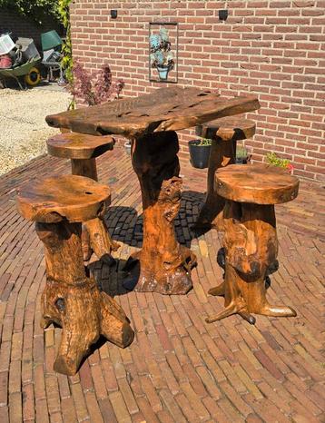 Unieke boomstam tafel met krukken beschikbaar voor biedingen