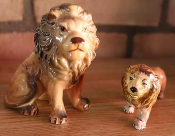 Twee stenen leeuwen, 1 zittend en 1 staand beschikbaar voor biedingen
