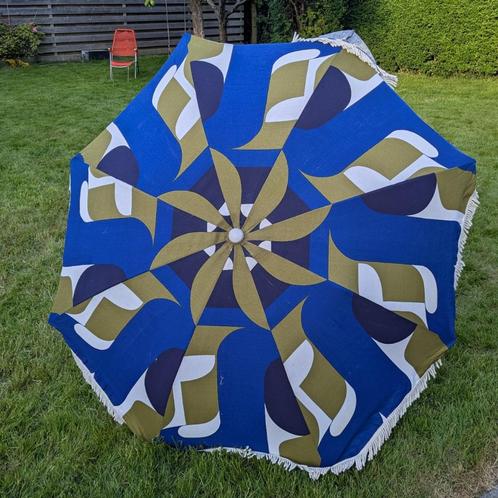 Vintage retro parasol met franjes. Blauw Wit Groen, Tuin en Terras, Parasols, Gebruikt, Stokparasol, 1 tot 2 meter, Kantelbaar
