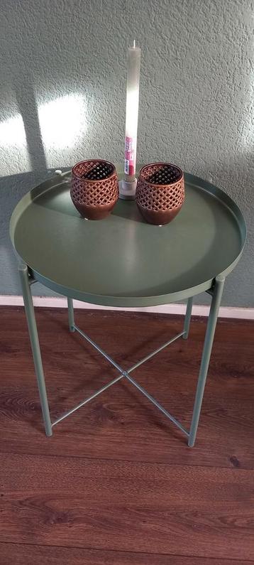 Bijzettafel met decoratie beschikbaar voor biedingen