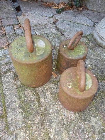 Oude gewichten: 2x 5kg, 1x 10kg beschikbaar voor biedingen