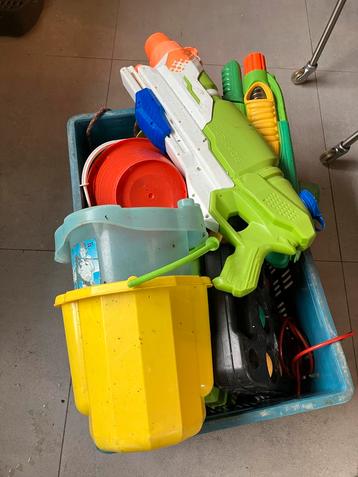 Supersoakers + andere kinderspeelgoed beschikbaar voor biedingen