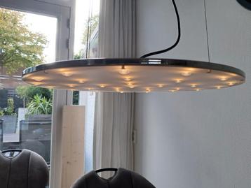 Twee moderne LED-hanglampen beschikbaar voor biedingen