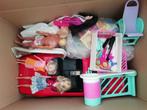 grote doos met barbie,meubels,auto,eten,borden,kleding, Kinderen en Baby's, Speelgoed | Poppen, Verzenden, Gebruikt, Barbie