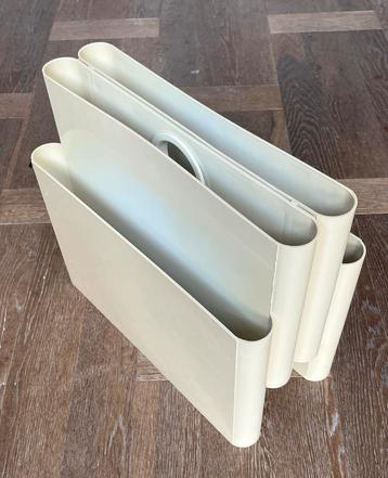 Kartell tijdschriftenrek Giotto Stoppino beschikbaar voor biedingen