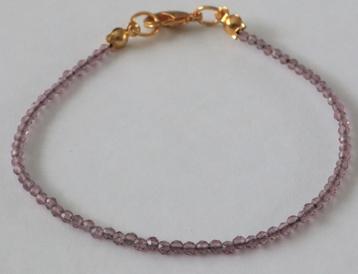 Fijn armbandje met kleine paarse kristalletjes beschikbaar voor biedingen