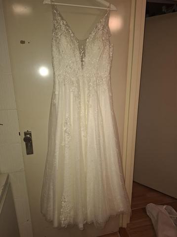 Trouwjurk en schoenen beschikbaar voor biedingen