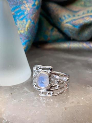 Maansteen regenboog beschermt intuïtie magie balans harmonie beschikbaar voor biedingen