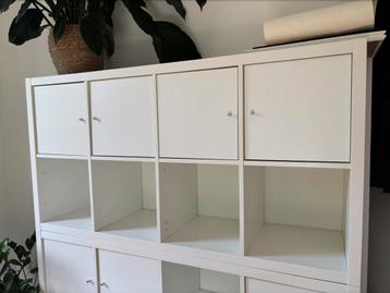Grote witte Kallax kast met vier deuren beschikbaar voor biedingen