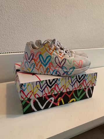 Maat 33 sketchers beschikbaar voor biedingen
