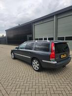 Volvo V70 2.5 T Comfort Line AUT 2004 Grijs, Auto's, 1566 kg, 1800 kg, Zwart, 2521 cc
