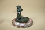 Antiek bronzen beeldje vrouw met mand op marmeren voet, Antiek en Kunst, Ophalen of Verzenden