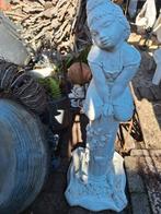 Tuinbeeld vrouw meisje met mooie ornamenten  om de zuil, Ophalen, Zo goed als nieuw, Steen