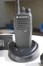 Motorola DP1400 VHF radio met lader en adapter., Gebruikt, 5 tot 15 km, Ophalen of Verzenden, Portofoon of Walkie-talkie