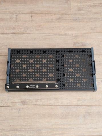 One Control Pedalboard + One Control Iguana Tail Loop 5 beschikbaar voor biedingen
