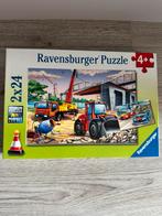Ravensburger 2 puzzels graafmachine, bouwplaats, race autos, Ophalen of Verzenden, 10 tot 50 stukjes, Zo goed als nieuw, 4 tot 6 jaar