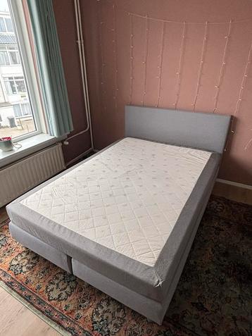 Grijze boxspring in nette staat (140x200) beschikbaar voor biedingen