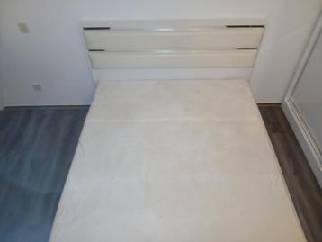 mooie bed met materas 160200 