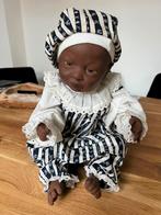 Donkere babypop - levensecht - met leuke kleding, Ophalen of Verzenden, Zo goed als nieuw, Pop