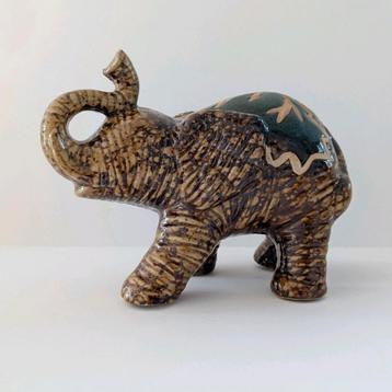 Beeld: Olifant van keramiek beschikbaar voor biedingen