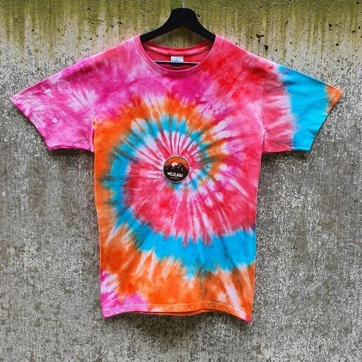Blauw - oranje - rood - roze tie dye wildland t-shirt maat L, Overige kleuren, Maat 42/44 (L), Nieuw, Ophalen of Verzenden