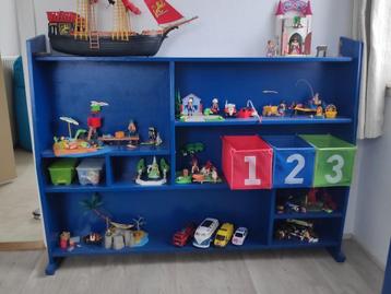 handgemaakte houten kast beschikbaar voor biedingen