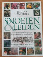 Christopher Brickell - Terra's handboek snoeien & leiden, Ophalen of Verzenden, Zo goed als nieuw, Christopher Brickell