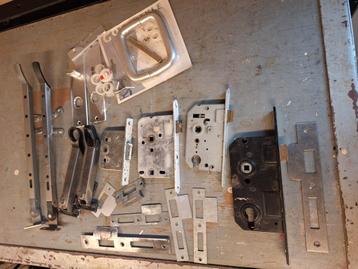 Deursloten en uitzetijzers  beschikbaar voor biedingen