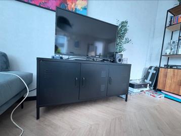 Zwarte industriële kast - mag direct weg