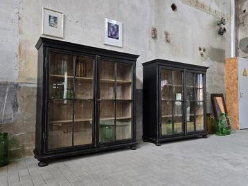 Vintage Houten Vitrinekast Zwart | Half Hoge Vitrine Kast  beschikbaar voor biedingen