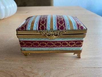 Antiek LIMOGES porseleinen sieraden kistje beschikbaar voor biedingen