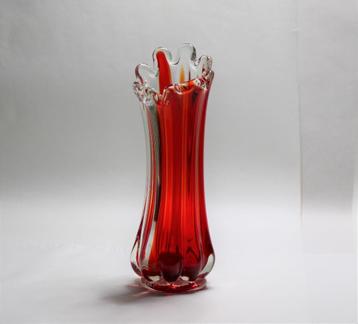 Murano-achtige vaas van blank glas met rode banen. beschikbaar voor biedingen