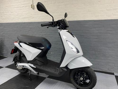 Piaggio 1, Fietsen en Brommers, Scooters | Piaggio, Zo goed als nieuw, Overige modellen, Maximaal 45 km/u, Elektrisch, Ophalen of Verzenden
