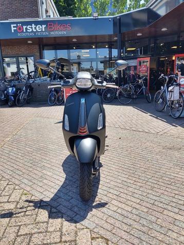 Vespa Sprint S Elettrica Ex Demo 45 km Van 5559,-voor 4699,- beschikbaar voor biedingen