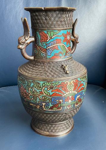 Antieke Bronze Japanse of Chinese vaas beschikbaar voor biedingen