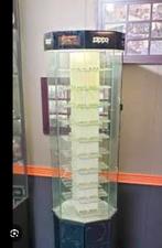 Mooie grote Zippo vitrine plexiglas roterend display 159 cm, Ophalen, Gebruikt, Winkel display vitrine detailhandel, 100 tot 150 cm