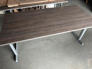 Ahrend. Bureau met grijs/bruin blad in hoogte verstelbaar